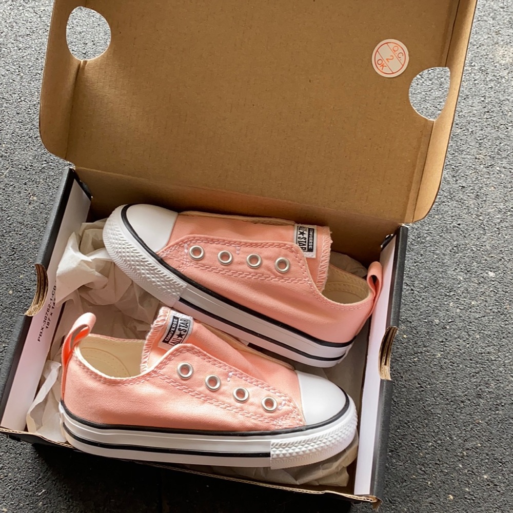 Peach Toddler Converse size 7 NWT